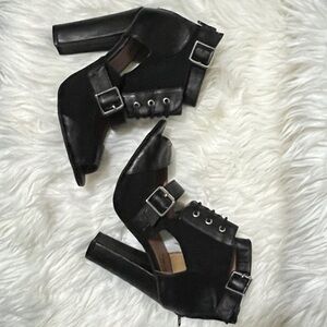 EUC Unique Strappy Peep Toe Black heels